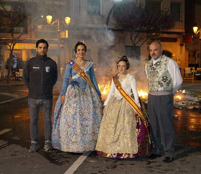 Las falleras de Paterna con el Alcalde de la ciudad y el presidente de la Junta Local Fallera