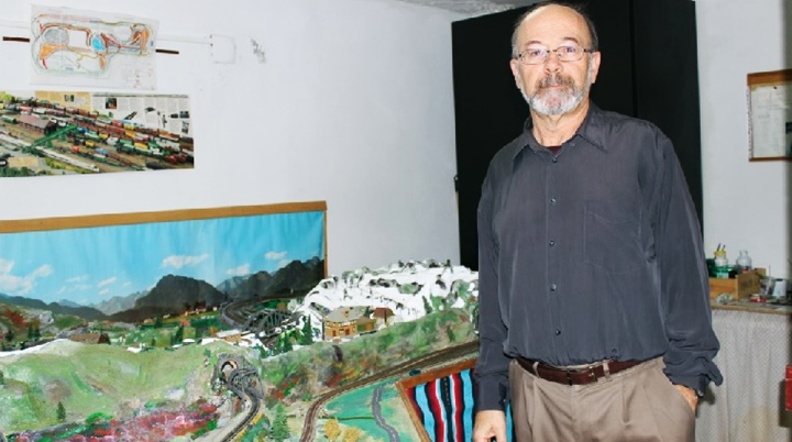 Javier Moreno, coleccionista de trenes.