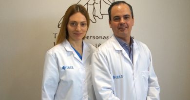 Los doctores Natalia Julve Chover y Gonzalo Ros Cervera