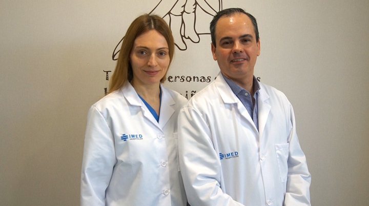 Los doctores Natalia Julve Chover y Gonzalo Ros Cervera