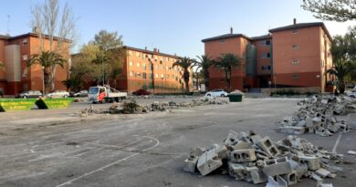 El Ayuntamiento de Paterna ha procedido esta semana al derribo del muro de hormigón de la Plaza de La Yesa en La Coma, elemento que propiciaba la acumulación de basura, enseres y escombros en un solar contiguo.
