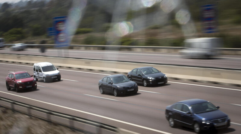 Las grúas están trabajando para sacar el camión de la carretera y poder restablecer la circulación en todos los carriles, ya que se han cortado los carriles izquierdo y central en ambos sentidos. El accidente se ha producido a las 13:50 horas en el kilómetro 324, en el término de Paterna, según informa Tráfico.