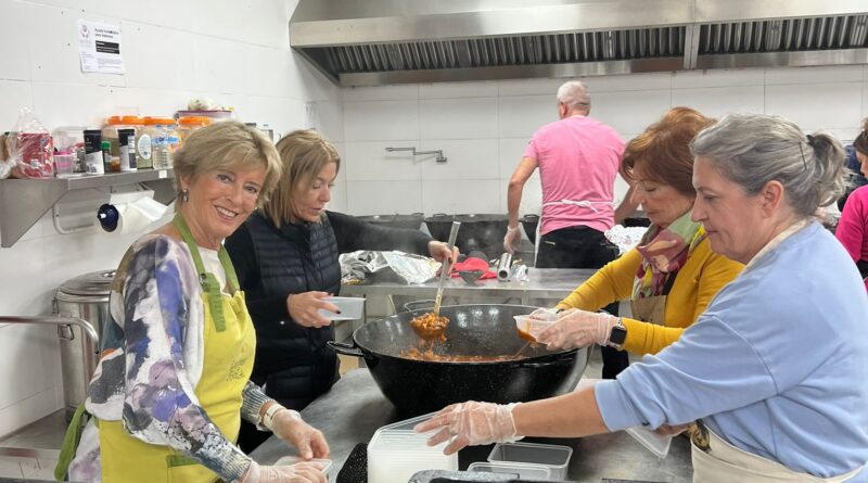 Voluntarios de Ayuda una Familia sin Techo cocinan diariamente para afectados por la Dana en Fuente del Jarro, Paterna