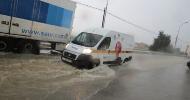 Pie de foto: Imagen de archivo de una furgoneta circulo por Calle Ciudad de Barcelona durante un episodio de tormentas