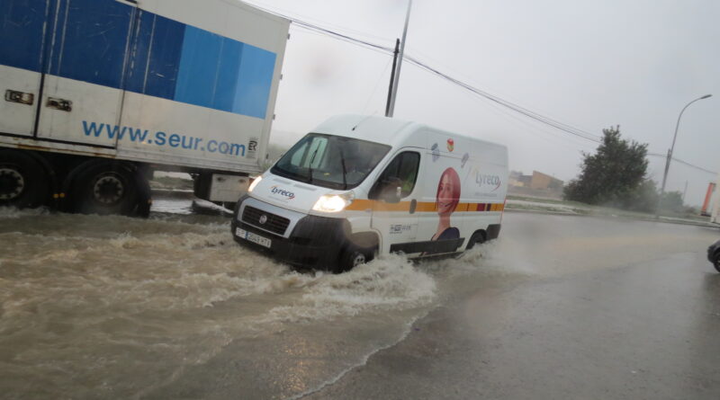 Pie de foto: Imagen de archivo de una furgoneta circulo por Calle Ciudad de Barcelona durante un episodio de tormentas