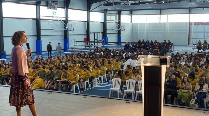 Pie de foto: Una de las científicas de la pasada edición, durante su exposición al alumnado