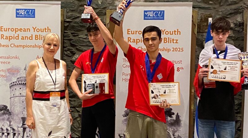 Pie de foto: Macias con el trofeo de campeón de Europa sub-18