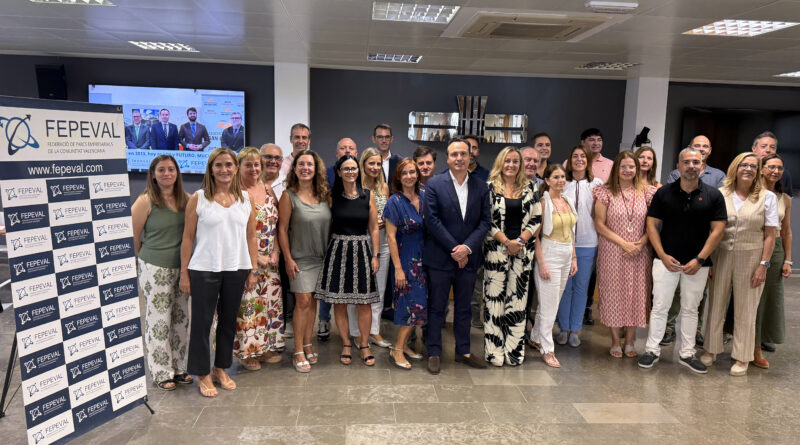Foto de Familia de los asistentes que han respaldado con su voto la elección de la nueva presidenta.