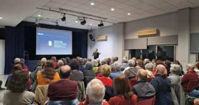 La inteligencia artificial llena el Centro Social de La Canyada en una charla organizada por la asociación vecinal