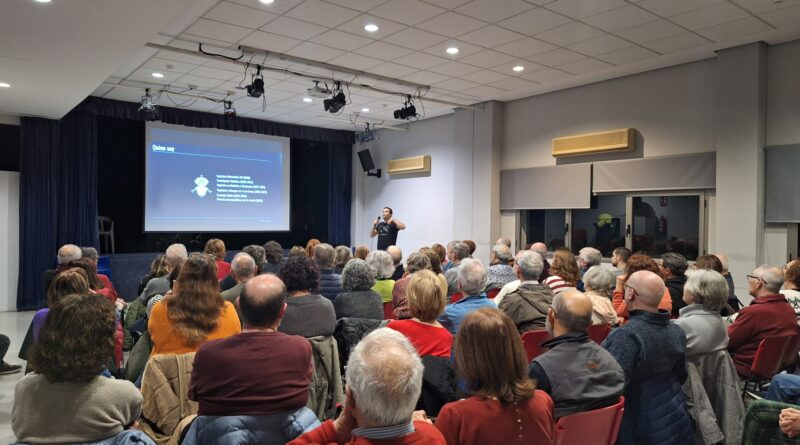 La inteligencia artificial llena el Centro Social de La Canyada en una charla organizada por la asociación vecinal