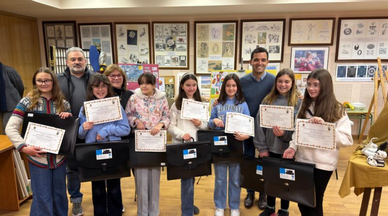 El Ayuntamiento de Paterna refuerza su apoyo al talento artístico juvenil con la entrega de material de pintura a alumnado becado del Ateneo Cultural