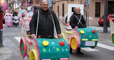 La Falla Plaza Puerta del Sol de La Cañada logra el tercer premio en la Cabalgata con su crítica “Dolça Revolució”