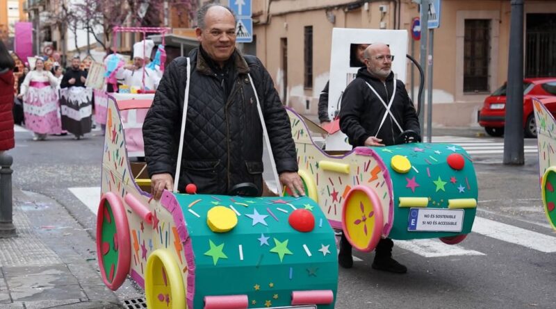 La Falla Plaza Puerta del Sol de La Cañada logra el tercer premio en la Cabalgata con su crítica “Dolça Revolució”