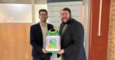 El concejal Vicente Sánchez en la campaña de "La Plantà del Vidre" de Paterna. Foto: AYUNTAMIENTO DE PATERNA