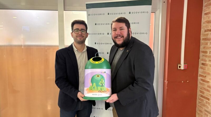 El concejal Vicente Sánchez en la campaña de "La Plantà del Vidre" de Paterna. Foto: AYUNTAMIENTO DE PATERNA