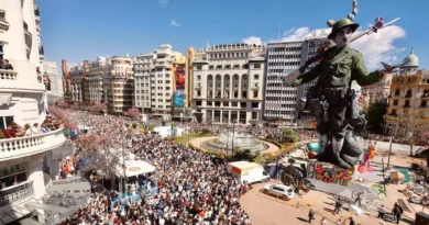 El desplome del remate en la falla de la Plaza de la Reina obliga a Valencia a extremar la seguridad y ampliar perímetros ante el fuerte temporal.
