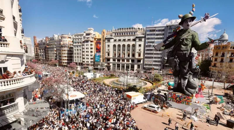 El desplome del remate en la falla de la Plaza de la Reina obliga a Valencia a extremar la seguridad y ampliar perímetros ante el fuerte temporal.