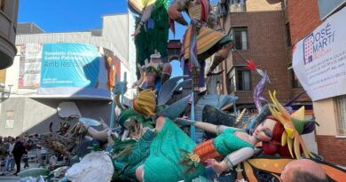 El remate central de la falla Camí Nou Alzira cae