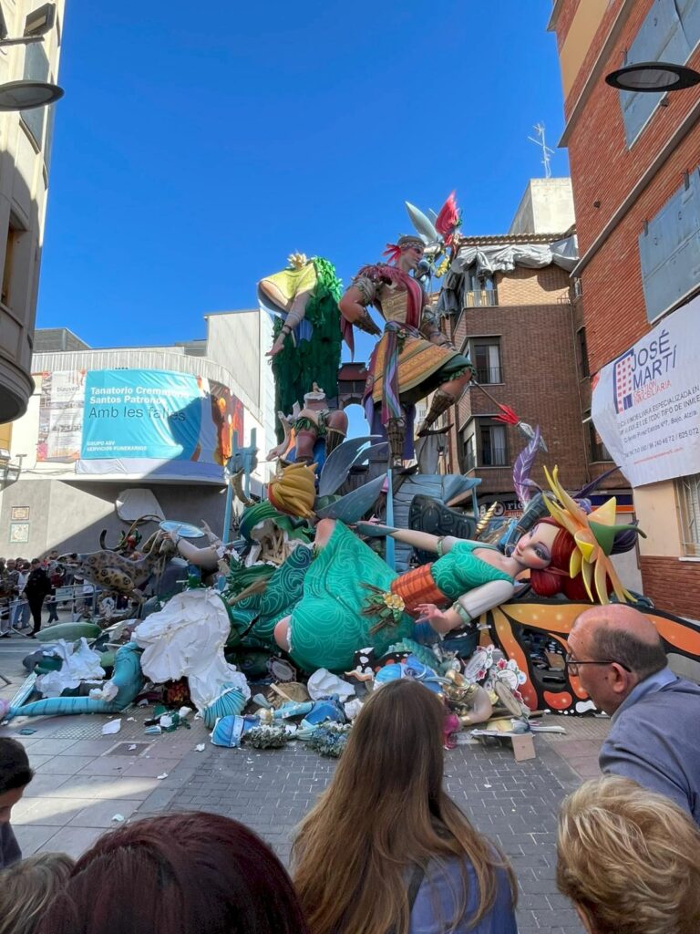 El remate central de la falla Camí Nou Alzira cae