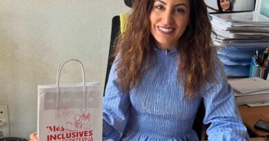 La Teniente Alcalde de Garantía Social, Igualdad y Tradiciones Isabel Segura con los kits de la campaña Falles Respectuoses de Paterna 2026