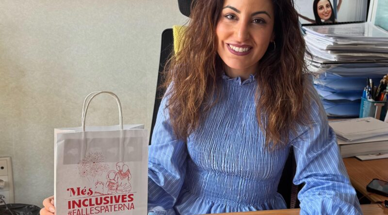 La Teniente Alcalde de Garantía Social, Igualdad y Tradiciones Isabel Segura con los kits de la campaña Falles Respectuoses de Paterna 2026