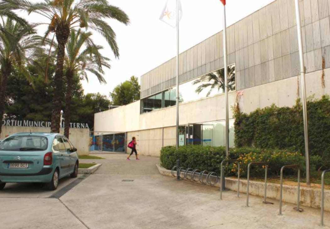 Victòria de la inclusió a La Canyada: Una mare aconsegueix que la seua filla amb autisme recupere l’accés a la piscina municipal