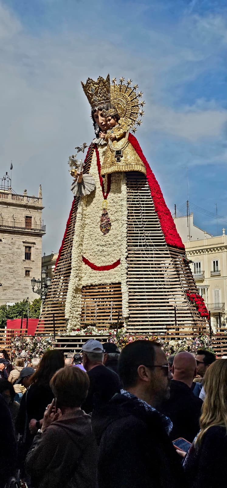 El disseny de la il·lustradora Xenia Magraner utilitza milers de clavells per a llançar un missatge de resistència social i esperança davant la brutalitat dels conflictes actuals