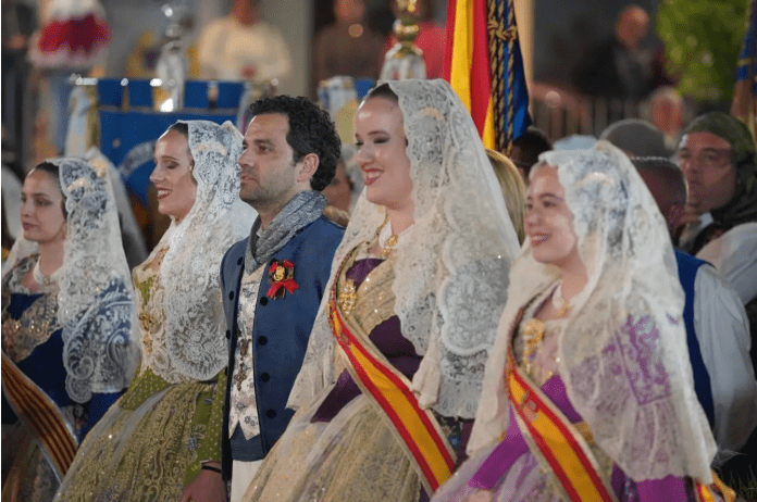 Momentos destacados de la ofrenda a la Virgen de los Desamparados en Paterna.