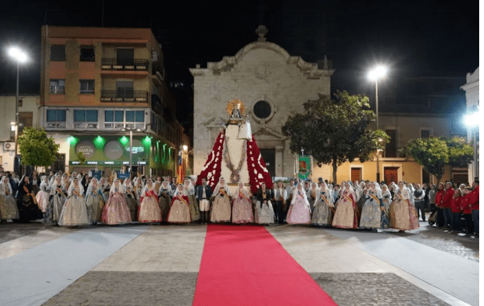 Paterna celebra la tradicional ofrenda a la Virgen de los Desamparados con gran participación.