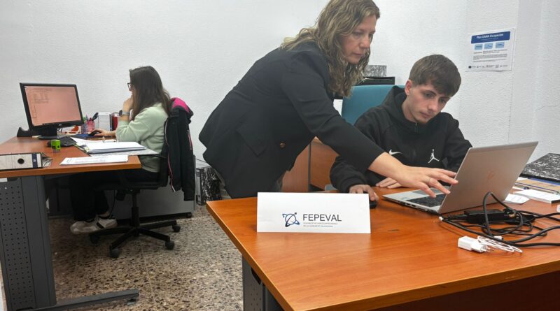 Pie de foto: Algunos de los profesionales contratados desarrollando su labor