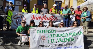 Pensionistas de Burjassot muestran su apoyo a la huelga indefinida del profesorado de la enseñanza pública