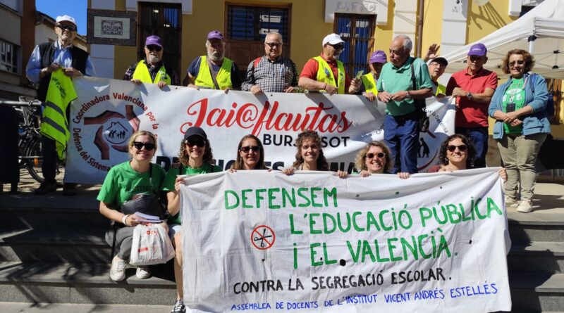 Pensionistas de Burjassot muestran su apoyo a la huelga indefinida del profesorado de la enseñanza pública