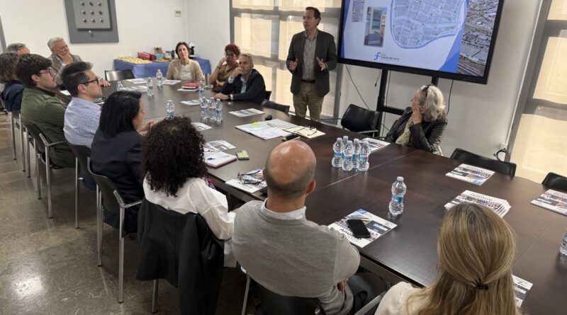 Pie de foto: Diego Romá explicando a los asistentes de la pasada reunión