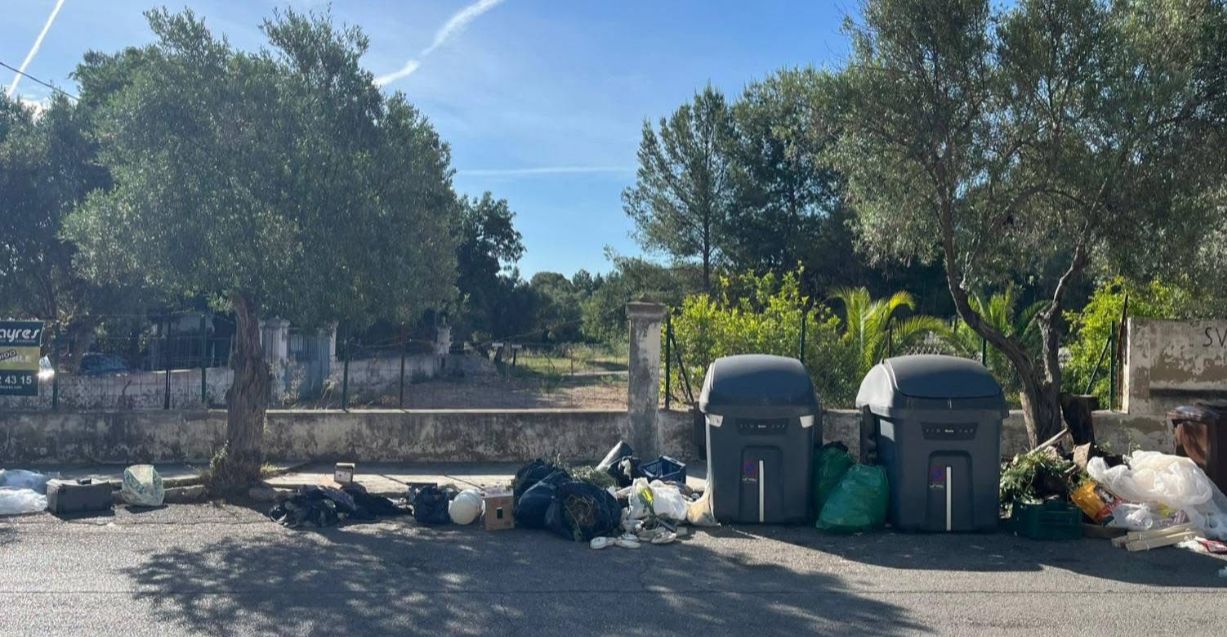 Vecinos denuncian el estado de abandono de la calle 504 en la canyada , de La Canyada en Paterna: “Se ha convertido en un vertedero”