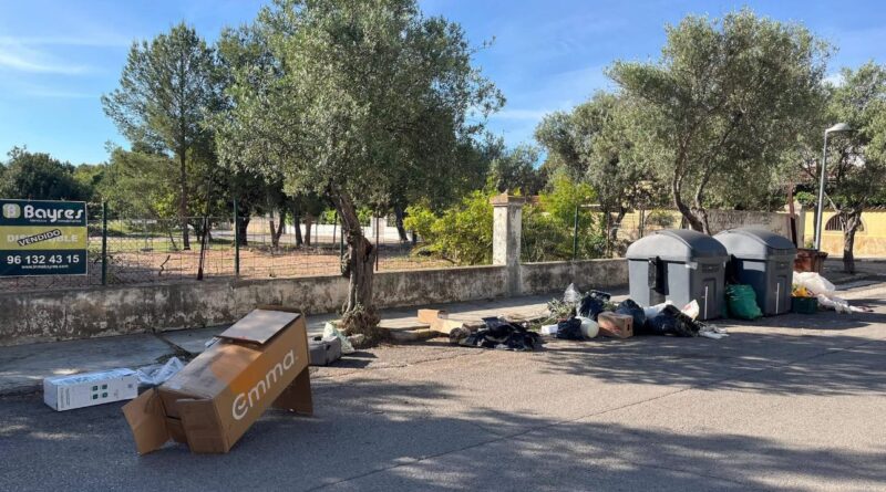 Vecinos denuncian el estado de abandono de la calle 504 en la canyada , de La Canyada en Paterna: “Se ha convertido en un vertedero”