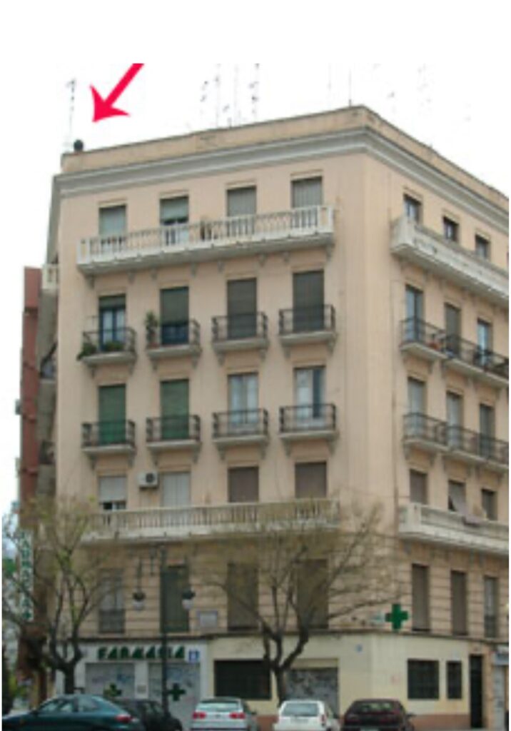 Restos de una sirena antiaérea sobreviven frente a la Finca Roja de Valencia, testigo silencioso de la Guerra Civil