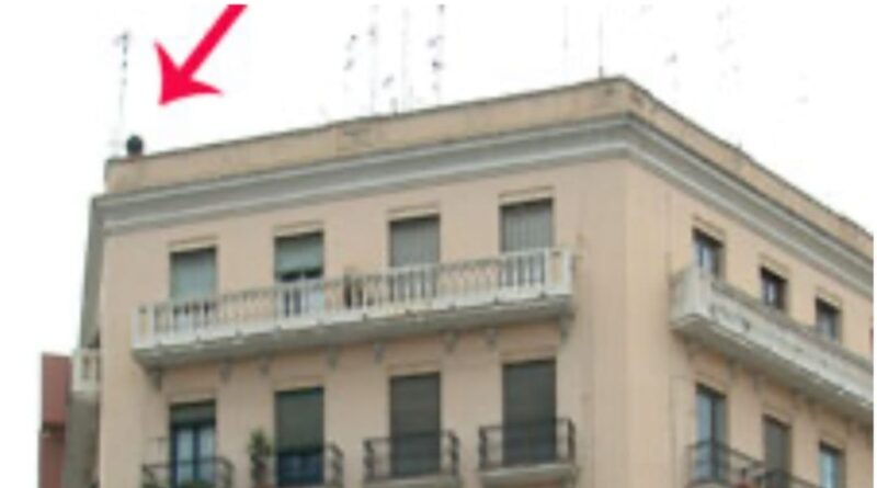 Restos de una sirena antiaérea sobreviven frente a la Finca Roja de Valencia, testigo silencioso de la Guerra Civil