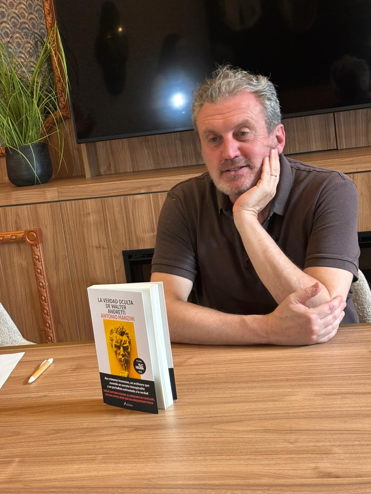 VLC NEGRA premia el "NOIR SOCIAL" de Antonio Manzini: "En Italia, los autores nos enfrentamos a una realidad delictiva"