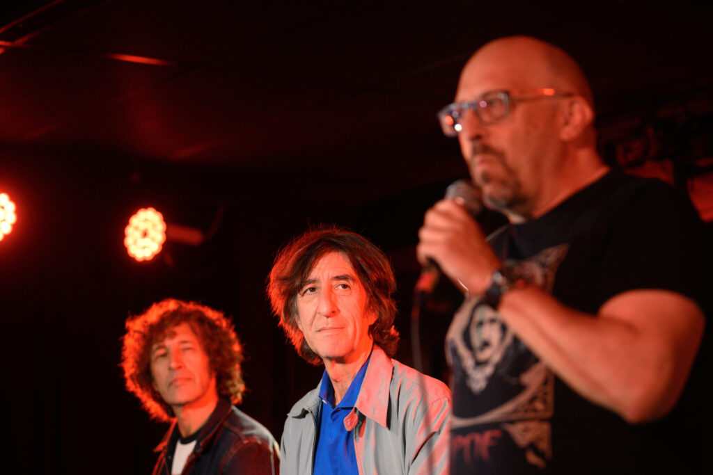 Benjamín Prado y Javier Menéndez Flores conversan sobre el escenario del Loco Club bajo la moderación de Santiago Álvarez.