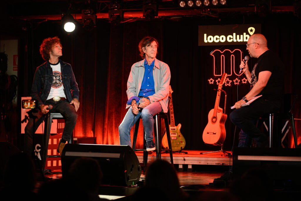 Benjamín Prado y Javier Menéndez Flores conversan sobre el escenario del Loco Club bajo la moderación de Santiago Álvarez.