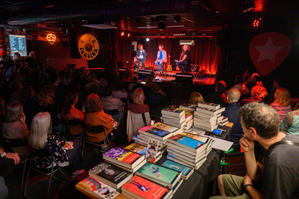 Benjamín Prado y Javier Menéndez Flores conversan sobre el escenario del Loco Club bajo la moderación de Santiago Álvarez.