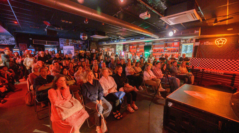 Benjamín Prado y Javier Menéndez Flores conversan sobre el escenario del Loco Club bajo la moderación de Santiago Álvarez.