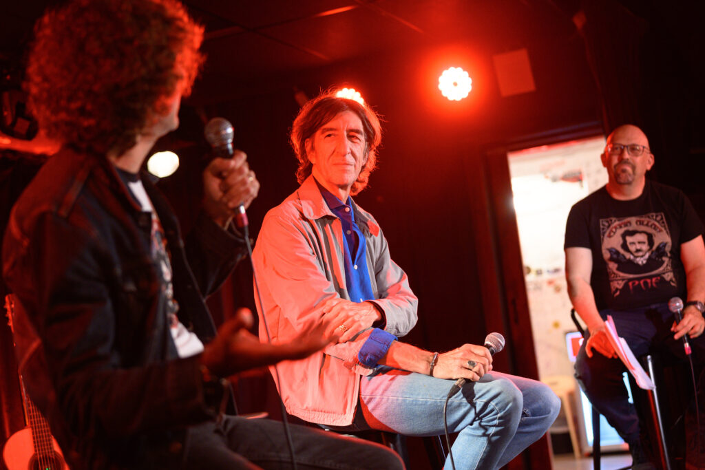 Benjamín Prado y Javier Menéndez Flores conversan sobre el escenario del Loco Club bajo la moderación de Santiago Álvarez.