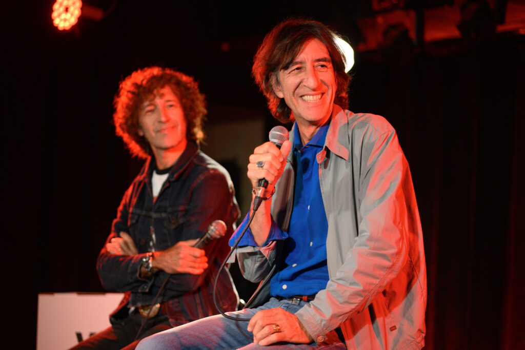 Benjamín Prado y Javier Menéndez Flores conversan sobre el escenario del Loco Club bajo la moderación de Santiago Álvarez.
