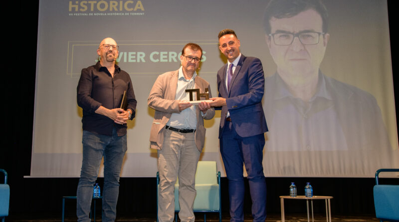 Javier Cercas visita Torrent para recibir el premio Cónsul Honorario de manos del concejal de Cultura del municipio