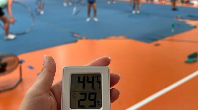 Denuncian temperaturas de hasta 44,7 ºC en el pabellón del Polideportivo Municipal de La Cañada durante un entrenamiento