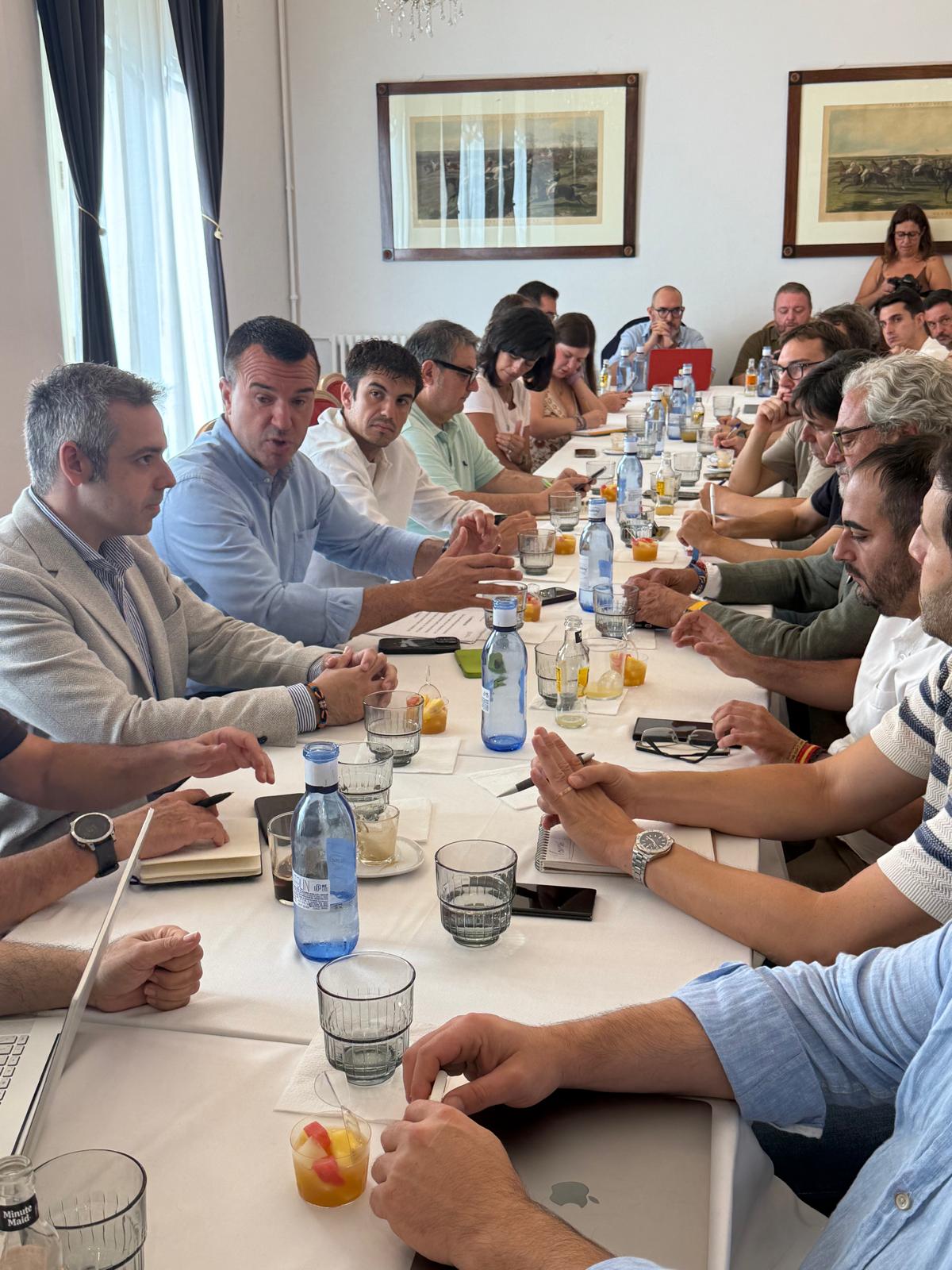Mompó sitúa el rescate de los pueblos pequeños y el reto de dotar de mejores servicios al interior como los ejes de su gestión