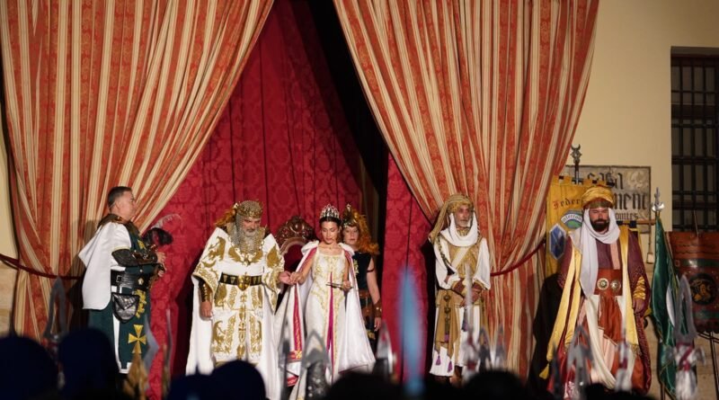 Paterna celebró ayer una jornada marcada por el desfile de Moros y Cristianos junto a la representación de la tradicional Entrega de Llaves, uno de los actos más simbólicos del programa festivo. Un total de 28 comparsas recorrieron la calle Mayor hasta la plaza del Ayuntamiento, donde decenas de vecinos y visitantes siguieron la recreación de la Entrega Pacífica de la Vila a Jaume I, organizada por la Federación Intercomparsas. El acto concluyó en el balcón del Ayuntamiento con el arriado de banderas, protagonizado por las capitanías salientes de ambos bandos: Realistas, por la media luna, y Cavallers Templaris, por el bando de la cruz, junto a las capitanías entrantes. De este modo, las comparsas Montañesas de Irta y Nazaries asumen el relevo como nuevas capitanías de cara al ejercicio festivo de 2027. Asimismo, esta noche continúan con la celebración del Sopar de Germanor de Intercomparsas en el Parking Los Naranjos. Agenda festiva para el jueves 27 de agosto La programación de las Fiestas Mayores de Paterna despliega hoy una intensa oferta religiosa, infantil, musical y pirotécnica: 18:00 h - Primer día de Triduo: Salida procesional desde la Capilla del Rosario con recorrido por el casco urbano y el paso por el Cohetódromo hasta la Parroquia de Ntra. Sra. de los Desamparados. 19:30 h - Animación infantil: Actividades para los más pequeños en el parking del ambulatorio de La Coma (Mas del Rosari). 21:00 h - Correfoc Infantil: Organizado por la Federación Interpenyes con la colaboración de la Colla Gatzara. La concentración previa se realizará a las 20:30 h en la Plaza Mayor. 23:00 h - Gran Concierto: Actuación del grupo Jarite y concierto principal de Omar Montes en el parking Los Naranjos (apertura de puertas a las 21:30 h). 23:59 h - Cordà Fadrins: Organizada por Interpenyes en el Cohetódromo. 01:00 h - Cordà de Penyes: Disparo tradicional en el Cohetódromo a cargo de Interpenyes.