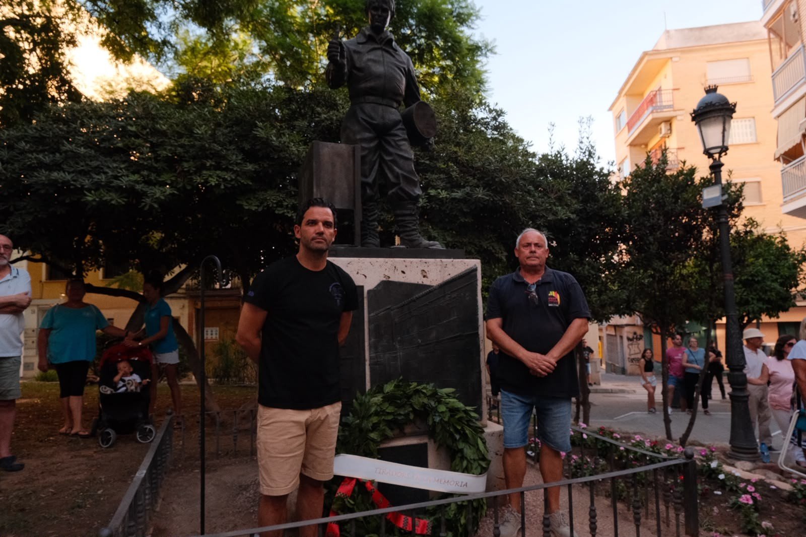 El Monumento al Tirador de Paterna estrena un farolillo de luz perpetua en homenaje a los tiradores fallecidos