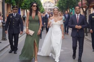 Paterna se viste de gala para poner en valor su patrimonio cultural con la LXII edición dels Jocs Florals El solemne y emblemático acto, marcado por la tradición, el reconocimiento y el arraigo festivo de la ciudad, se integra en la programación de las Fiestas Mayores en honor al Santísimo Cristo de la Fe y San Vicente Ferrer. La máxima distinción literaria del certamen, la Flor Natural, fue otorgada este año a Cristina Velayos González, un galardón que destacó la calidad y sensibilidad de su propuesta poética “Cartografía de llum”. Durante la velada también se reconocieron distintas obras poéticas y composiciones en prosa que ponen en valor el arte, la historia y la idiosincrasia del pueblo paternero. La gala, amenizada en todo momento por la música de piano y violín de los músicos Antonio Morant y Vicente Lluch, contó con la presencia del Alcalde de Paterna, Juan Antonio Sagredo, junto a la Reina de las Fiestas, Elena Pla Giménez, quien ejerció como anfitriona en la entrega de premios, acompañada por su Corte de Honor: Paula Prieto Javaloyes, Erika Bautista Fernández, Aura Martí Macías y Carmen Arias Daroqui. Asimismo, asistieron la Teniente de Alcalde de Tradiciones, Isabel Segura, miembros del equipo de gobierno y de la corporación municipal, así como numerosos representantes del tejido cultural, festero y social del municipio. Este año, la Presidenta del Tribunal de Instancia de Paterna, Isabel Izquierdo, ejerció como mantenedora, ensalzando el papel de la Reina de las Fiestas y su Corte de Honor con un discurso cercano y emotivo. Durante su intervención, Sagredo felicitó a los premiados y agradeció la labor de la mantenedora, al tiempo que destacó “las once ediciones en las que he tenido el honor de ver pasar por este escenario a personas diferentes. Generaciones diferentes. Historias diferentes”. El primer edil precisó, además, que “todas ellas unidas por un mismo sentimiento: Paterna. Nuestra Villa, nuestra pàtria xiqueta. Ese lugar al que pertenecemos y que, pase el tiempo que pase, siempre sentimos como nuestra casa. Nuestro hogar”. En su intervención señaló que “nuestra responsabilidad es seguir construyendo una Paterna cada día mejor para quienes vienen detrás, pero siempre fiel a sus raíces, a su identidad y a aquello que nos hace únicos como pueblo”. Cristina Velayos gana la Flor Natural en la LXII edición de los Jocs Florals de Paterna, en una gala donde la Penya Els Socarrats recibió el Coet d'Or 2026. Cristina Velayos gana la Flor Natural en la LXII edición de los Jocs Florals de Paterna, en una gala donde la Penya Els Socarrats recibió el Coet d’Or 2026. Sagredo también se dirigió a las cinco jóvenes paterneras, deseándoles que disfruten y compartan una experiencia inolvidable desde el orgullo y el compromiso de representar a Paterna. “Porque dentro de muchos años bastará una fotografía, una canción o, quién sabe, quizá el olor de la pólvora, para que volváis a sentir la emoción de todo lo que estáis viviendo”, concluyó. Otro de los momentos más relevantes de la noche fue la entrega de la insignia del Coet d’Or 2026, que recayó en la Penya Els Socarrats por su trayectoria de más de tres décadas vinculada a la cultura del fuego y la pólvora, formando parte activa de la Federació Interpenyes y agrupando a tres generaciones de tiradores. Con esta iniciativa, Paterna reafirma su compromiso con la riqueza cultural de la ciudad en un acto que combina elegancia, modernidad y tradición.